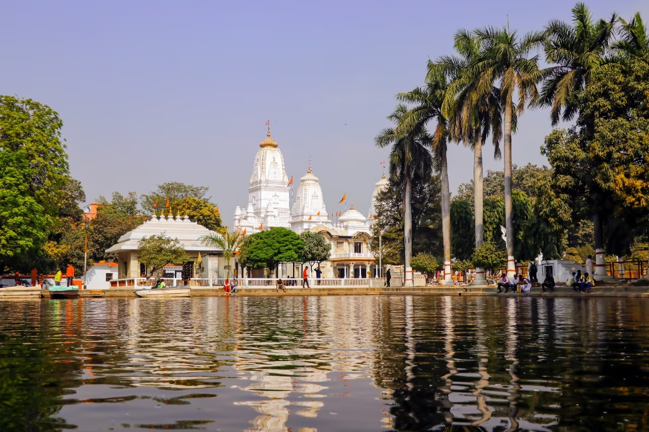 गोरखनाथ मंदिर: गोरखपुर का सबसे प्रसिद्ध स्थल है। यह मंदिर बाबा गोरखनाथ को समर्पित है