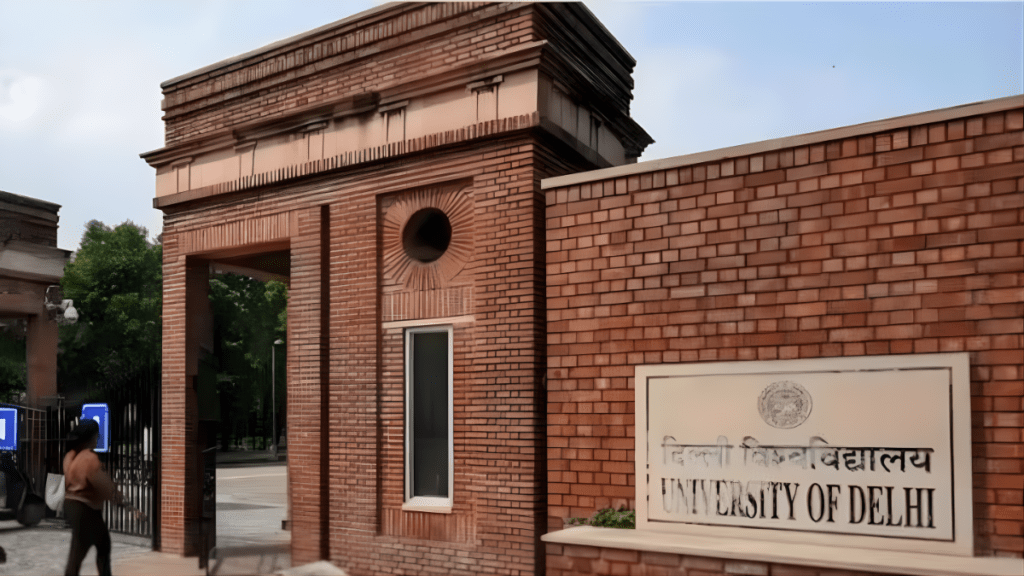 दिल्ली यूनिवर्सिटी में नौकरी के बदले 50 लाख? भर्ती प्रक्रिया पर उठ रहे सवालों की पूरी कहानी