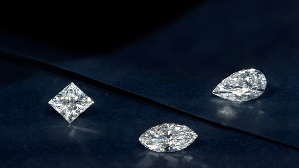 डायमंड मुख्यतः उत्पत्ति, रंग, स्पष्टता और वैज्ञानिक संरचना के आधार पर वर्गीकृत होते हैं,