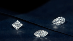 डायमंड मुख्यतः उत्पत्ति, रंग, स्पष्टता और वैज्ञानिक संरचना के आधार पर वर्गीकृत होते हैं,