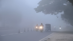 ठंड का कहर घने कोहरे ने जकड़े ये 10 शहर, बारिश और बर्फबारी की चेतावनी जारी