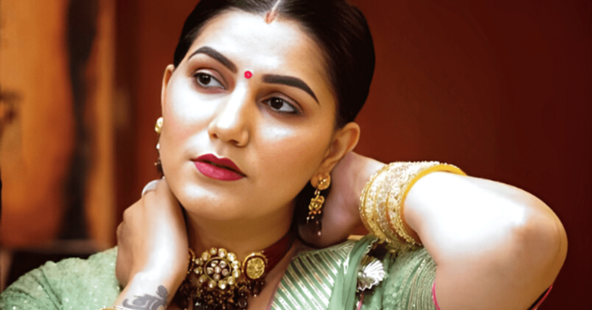 रियलिटी शो के मंच पर परफॉर्म करते प्रतिभागी