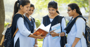 यूपी बोर्ड परीक्षा 2026 के दौरान परीक्षा केंद्र में बैठे छात्र